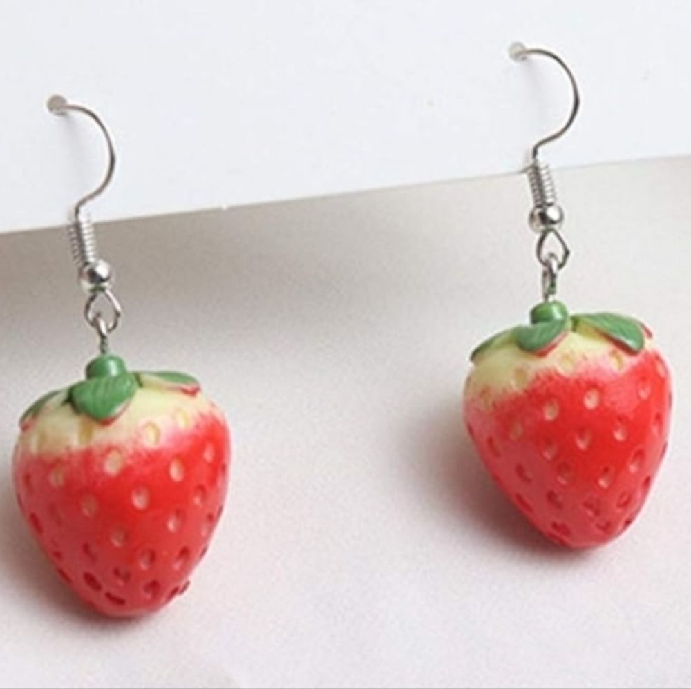 ☔️🔹️NIB Strawberry Resin Dangling Earrings